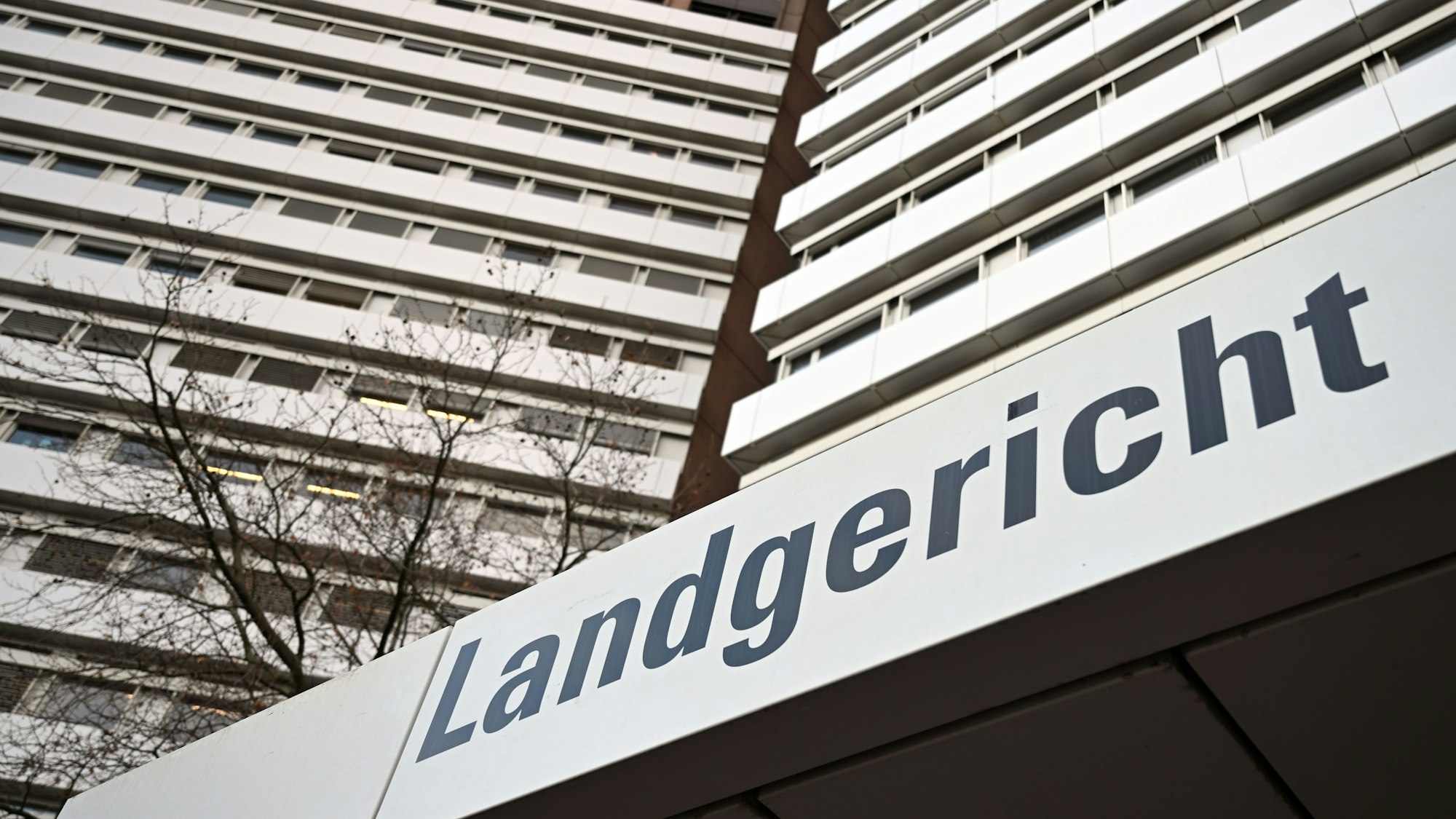 Ein Schild weist auf das Landgericht Köln hin.