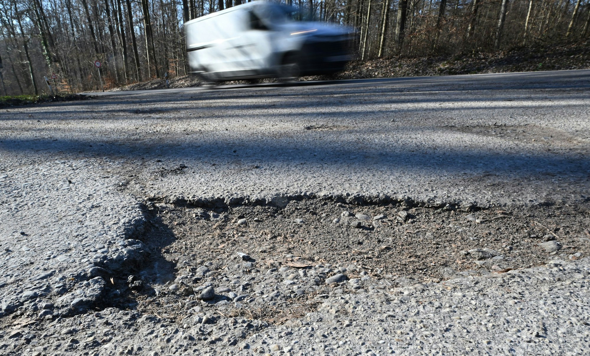 Dass Geld für die Infrastruktur fehlt, kann man vielen Straßen in den Kommunen an den Schlaglöchern ansehen.