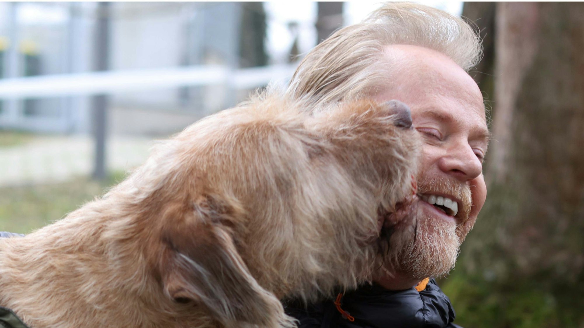 Seit einigen Jahren kann Juergen Raab wieder unbeschwert lachen. Durch seine Videos will er diese Positivität weiter verbreiten.