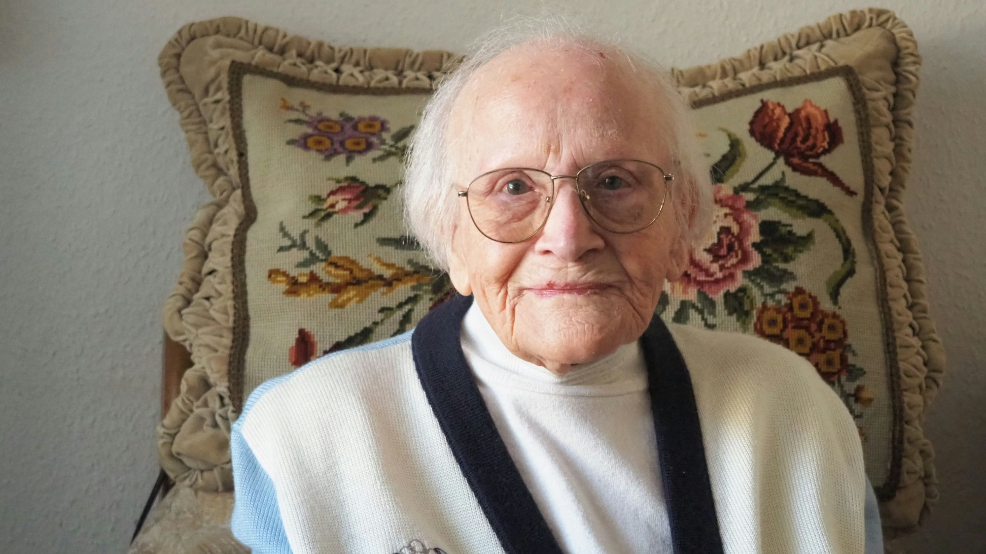 Das Bild zeigt Anna Moers, die in einem Sessel sitzt.