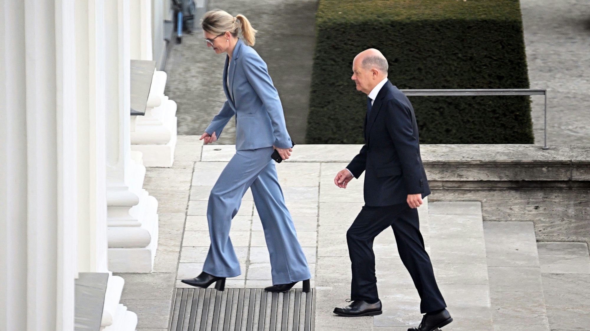 Bundeskanzler Olaf Scholz (SPD, r) kommt zur Übergabe der Entlassungsurkunde durch Bundespräsident Steinmeier ins Schloss Bellevue. Nach der Konstituierung des neuen Bundestags entlässt Bundespräsident Steinmeier die bisherige Regierung, bittet sie aber, bis zur Ernennung und Vereidigung eines neuen Kabinetts die Amtsgeschäfte fortzuführen.