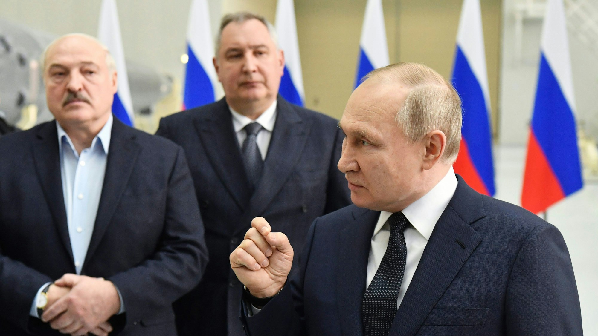 Alexander Lukaschenko, Präsident von Weißrussland (l), Dmitri Rogosin, ehemaliger Leiter der russischen Raumfahrtbehörde Roskosmos (m), und Wladimir Putin, Präsident der Russischen Föderation (r).