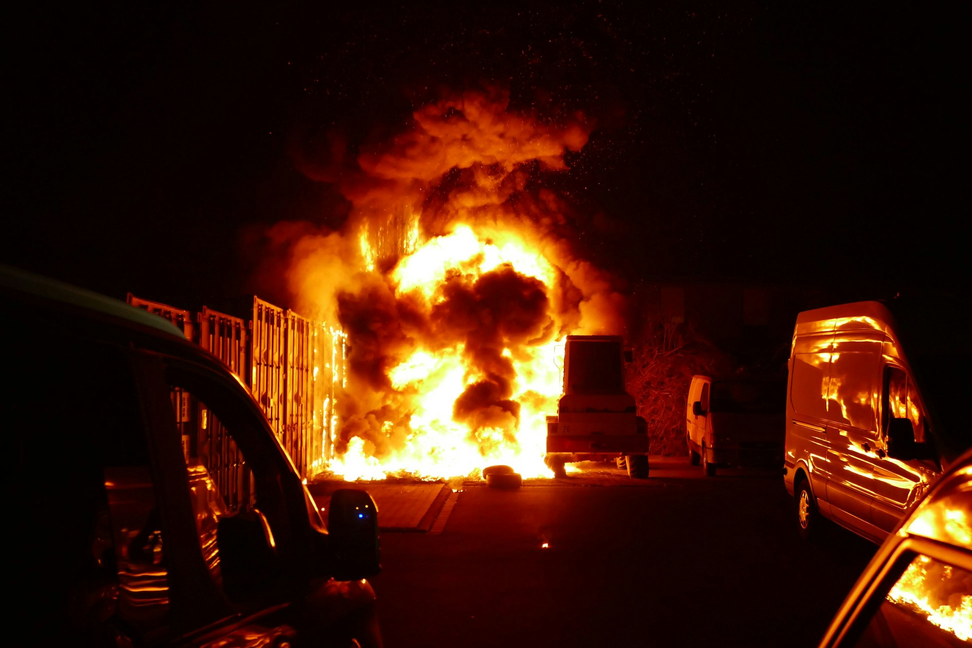 Ein Reifenstapel brannte neben einem Radlader.