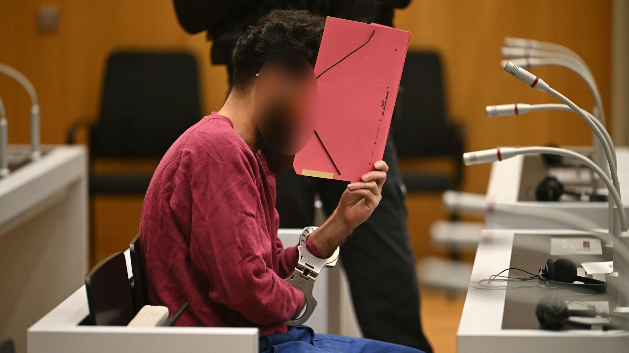 Der Angeklagte Sulaiman A. sitzt an seinem Platz zum Auftakt des Staatsschutzverfahrens wegen eines Messerangriffes auf dem Marktplatz in Mannheim.