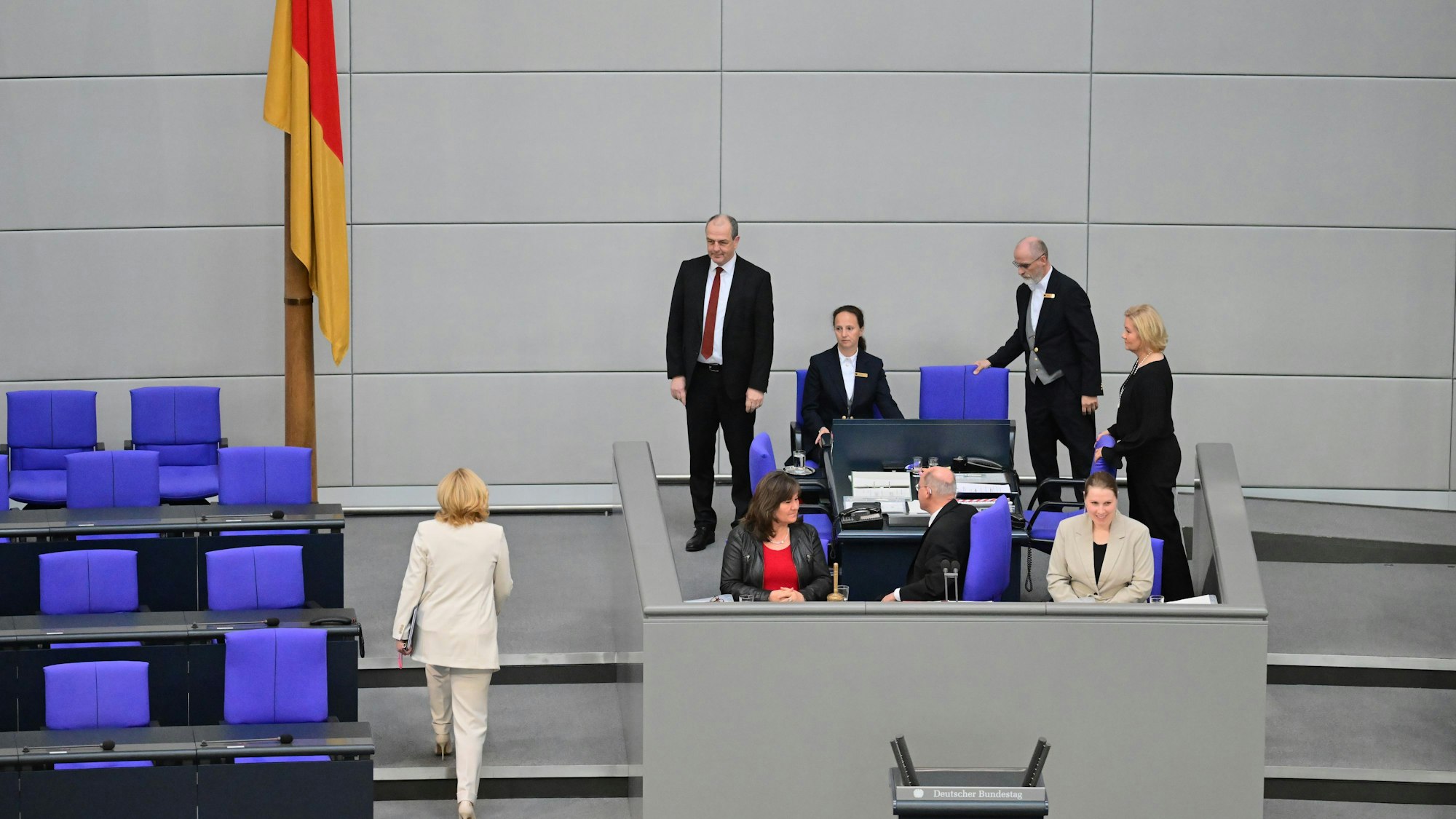 ulia Klöckner (l, CDU), Bundestagspräsidentin, übernimmt ihr neues Amt nach ihrer Wahl bei der konstituierenden Sitzung des neuen Bundestags.
