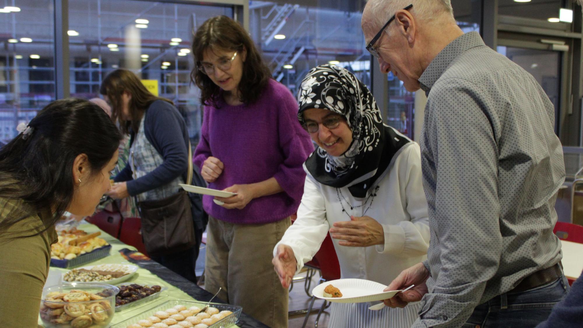 Nach der Lesung von Renas Sido genießen die Besucherinnen und Besucher gemeinsam das Fastenbrechen (Iftar).