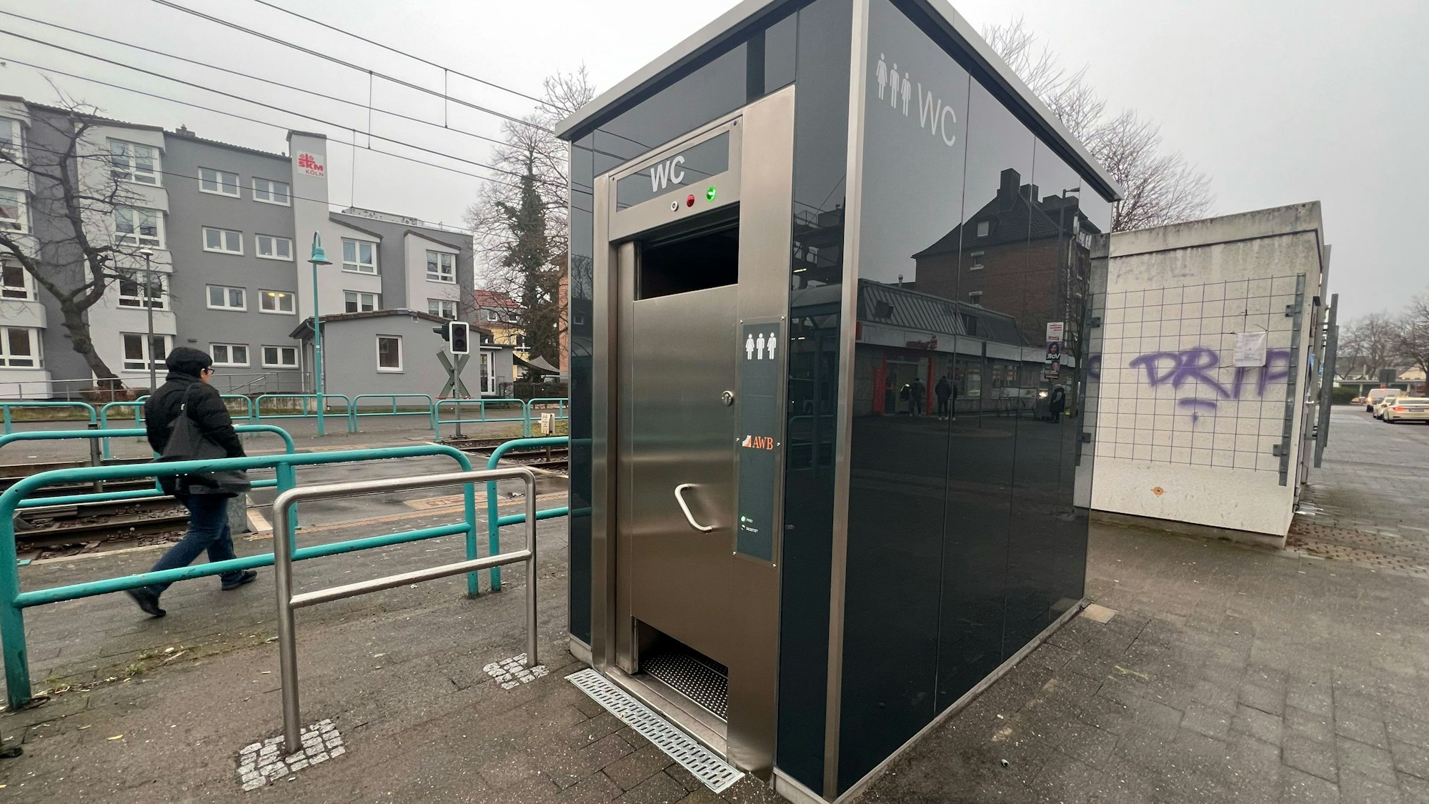 Eine öffentliche Toilette nahe der Haltestelle „Porz Markt“.