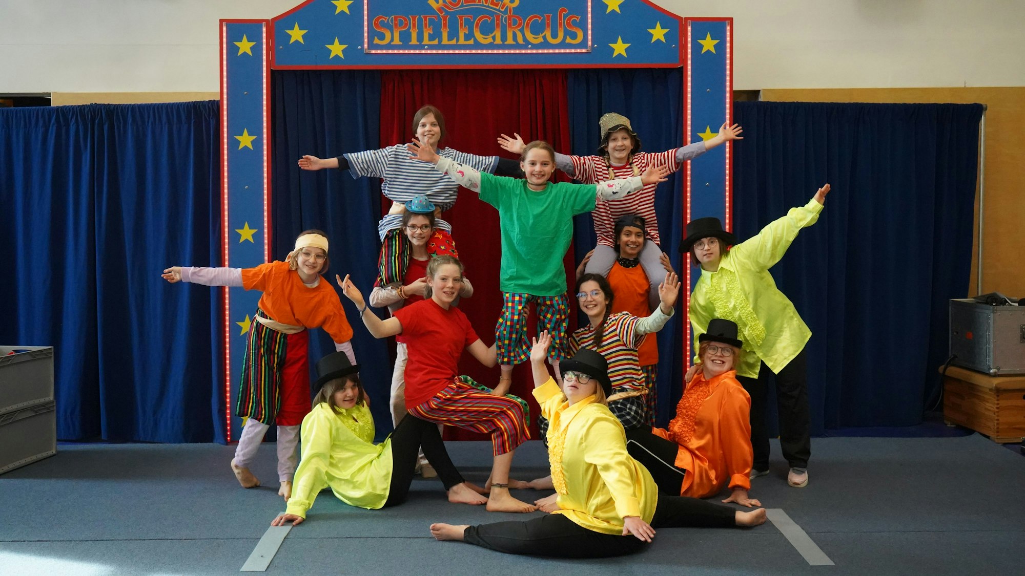 Kinder in Kostümen posieren in der Manege  des Spielecircus.
