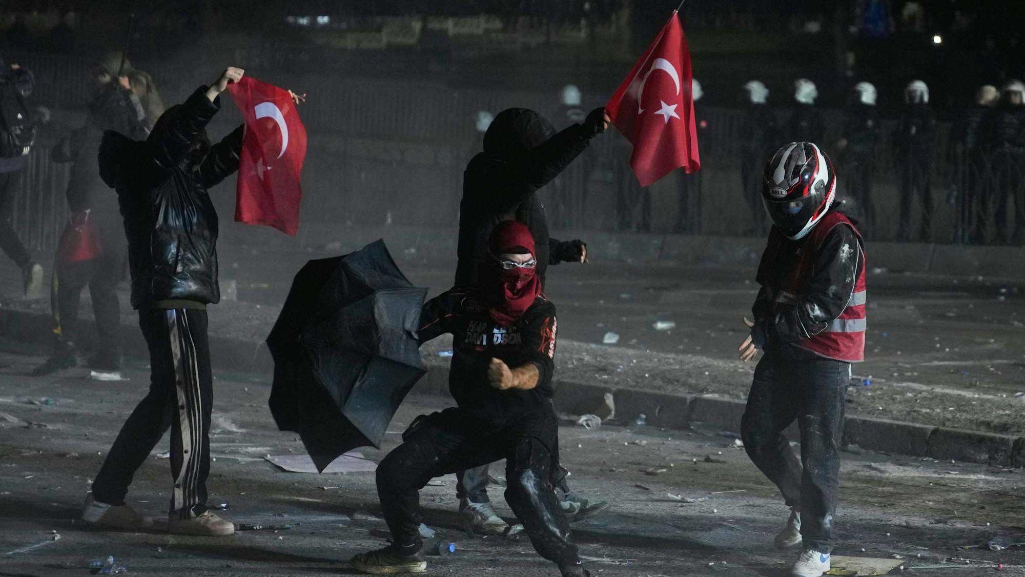 Die Polizei feuert während einer Demonstration Tränengas ab, nachdem der Bürgermeister von Istanbul, Imamoglu, festgenommen und inhaftiert wurde.