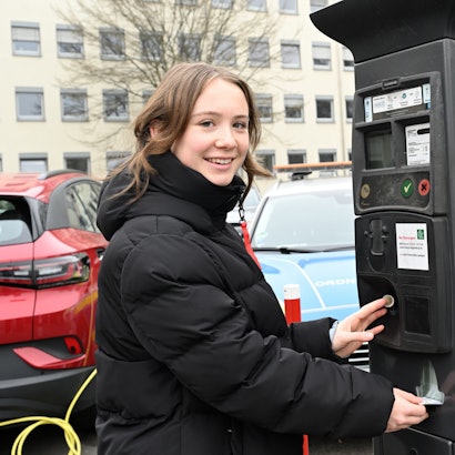 Der Beschluss, die Parkscheinautomaten abzuschaffen und ausschließlich über Handys abzurechnen, soll gekippt werden.