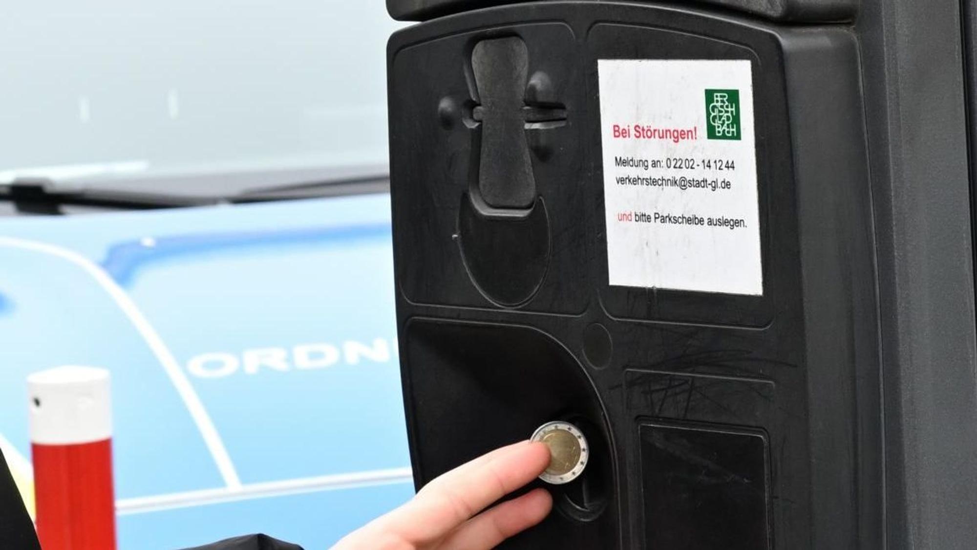 Der Beschluss, die Parkscheinautomaten abzuschaffen und ausschließlich über Handys abzurechnen, soll gekippt werden.