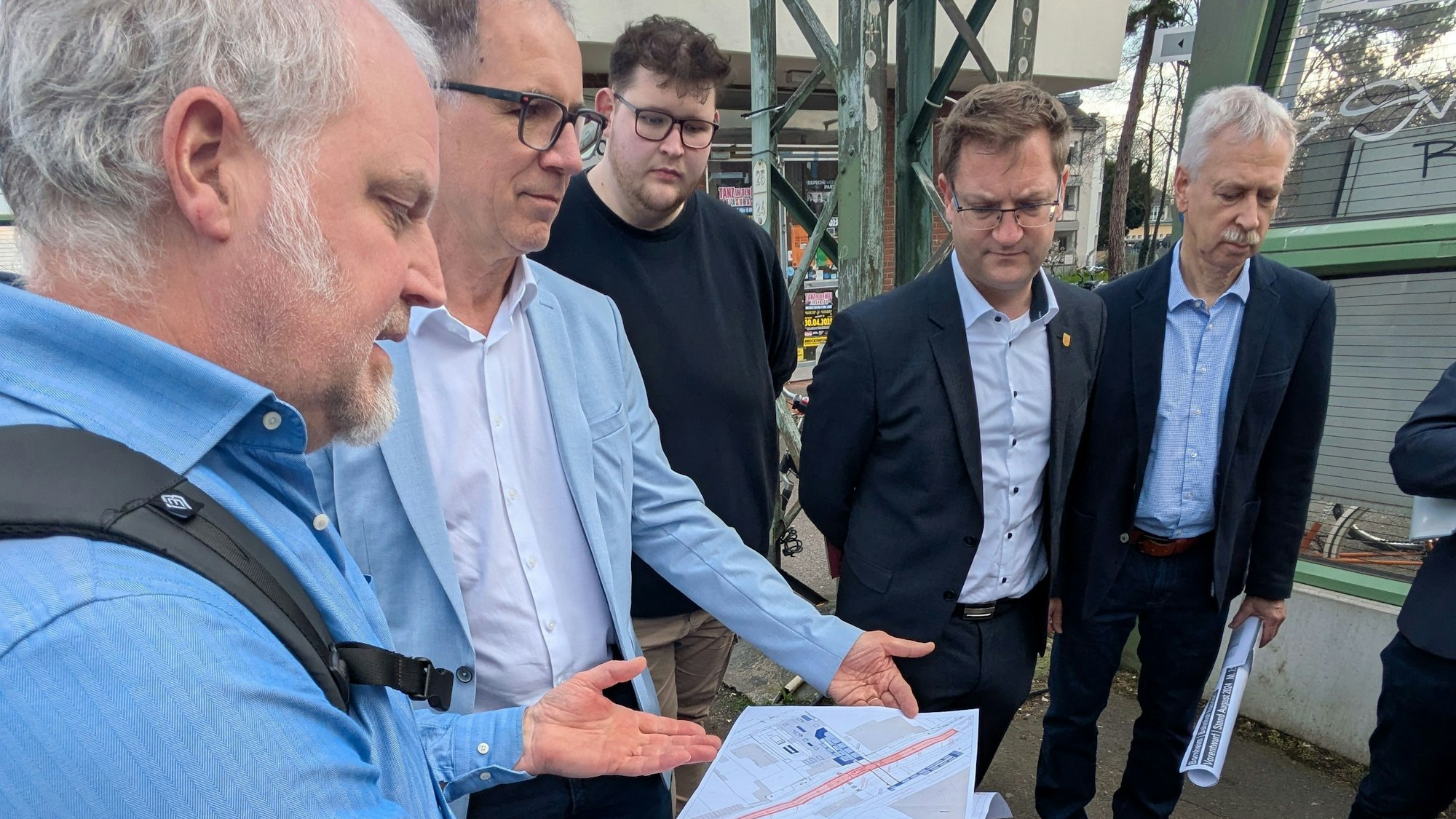 Die Teilnehmer am Ortstermin schauen auf einen Plan.