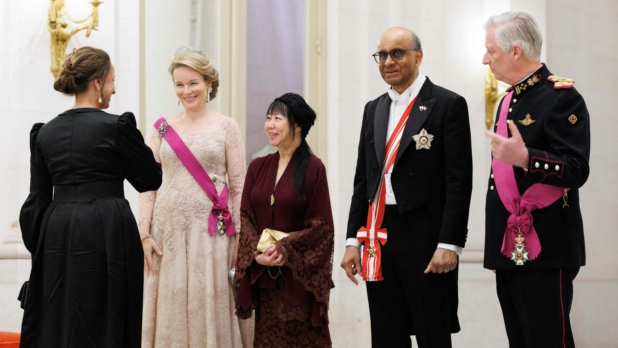 Staatsbesuch aus Singapur: Die Royals begrüßen die Gäste.
