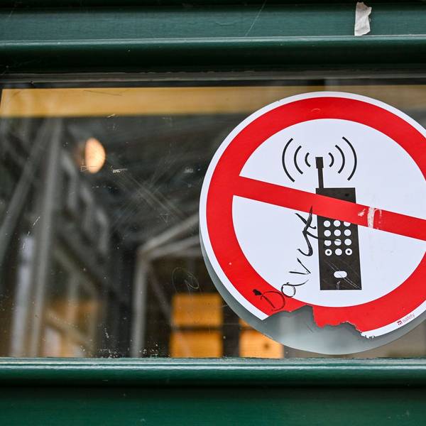 Fröhlich freies Daddeln am Handy ist bald auch an den rund 5.500 Schulen in Nordrhein-Westfalen Geschichte –Primarschülern droht gar ein Verbot auf dem Gelände. (Symbolbild)