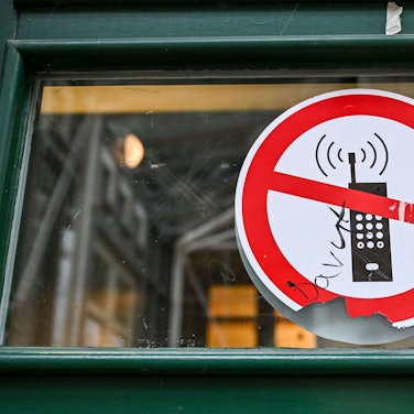 Fröhlich freies Daddeln am Handy ist bald auch an den rund 5.500 Schulen in Nordrhein-Westfalen Geschichte –Primarschülern droht gar ein Verbot auf dem Gelände. (Symbolbild)