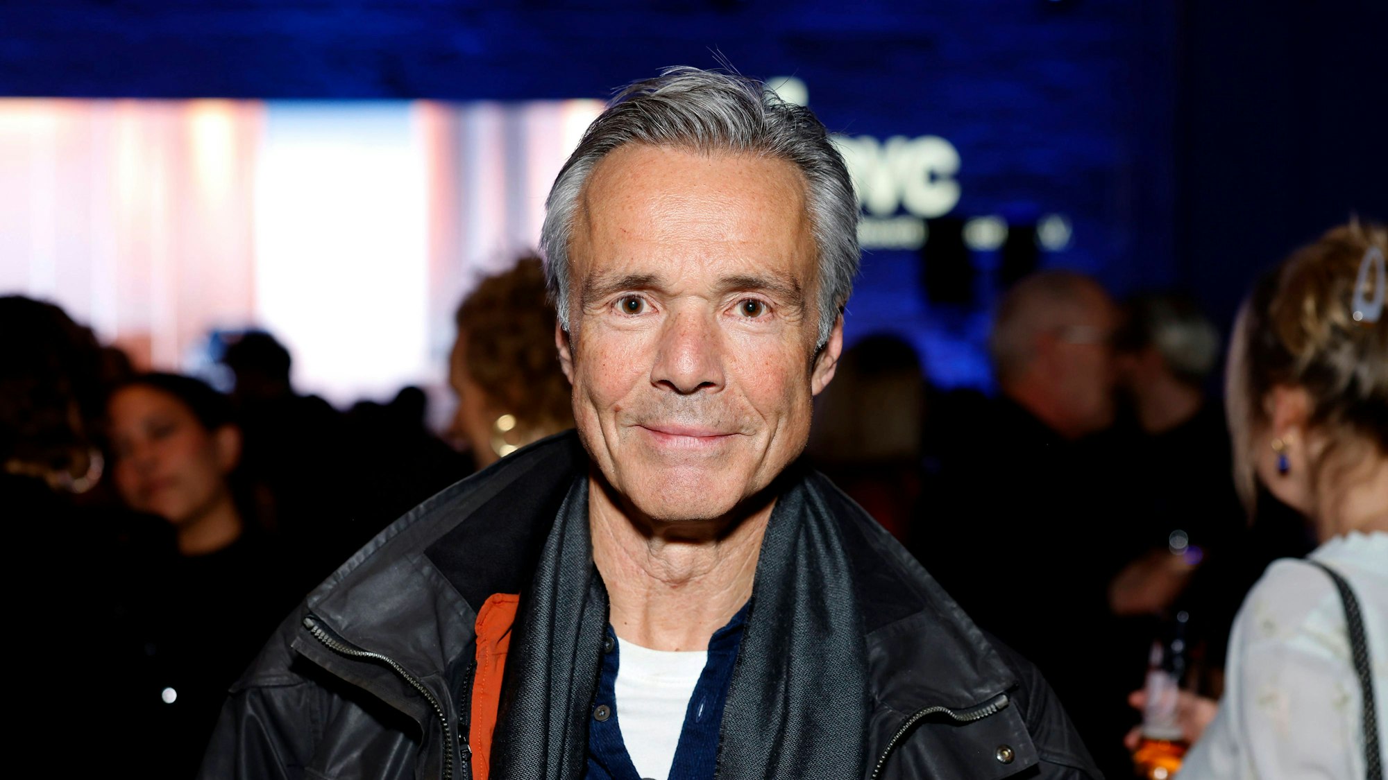 Schauspieler Hannes Jaenicke mit Jacke und Schal.