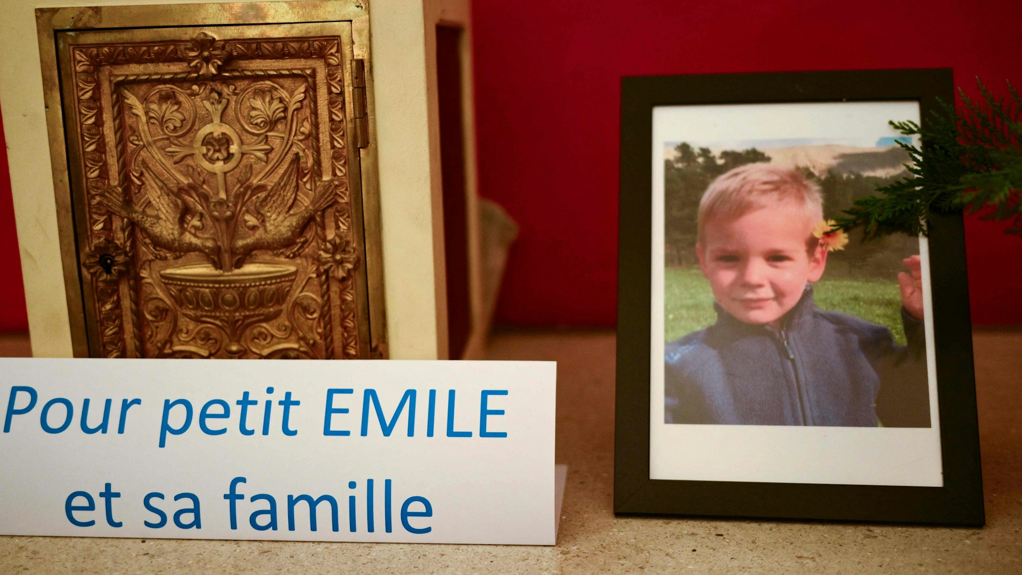 Dieses am 21. März 2024 in einer Kapelle in La Bouilladisse, Südfrankreich, aufgenommene Foto zeigt eine Karte mit der Aufschrift „Für den kleinen Emile und seine Familie“ neben einem Porträt von Emile, einem vermissten Jungen, der am 8. Juli 2023 in Le Vernet, Südostfrankreich, verschwand.