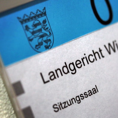 Eine Hinweistafel an einem Sitzungssaal im Landgericht Wiesbaden.