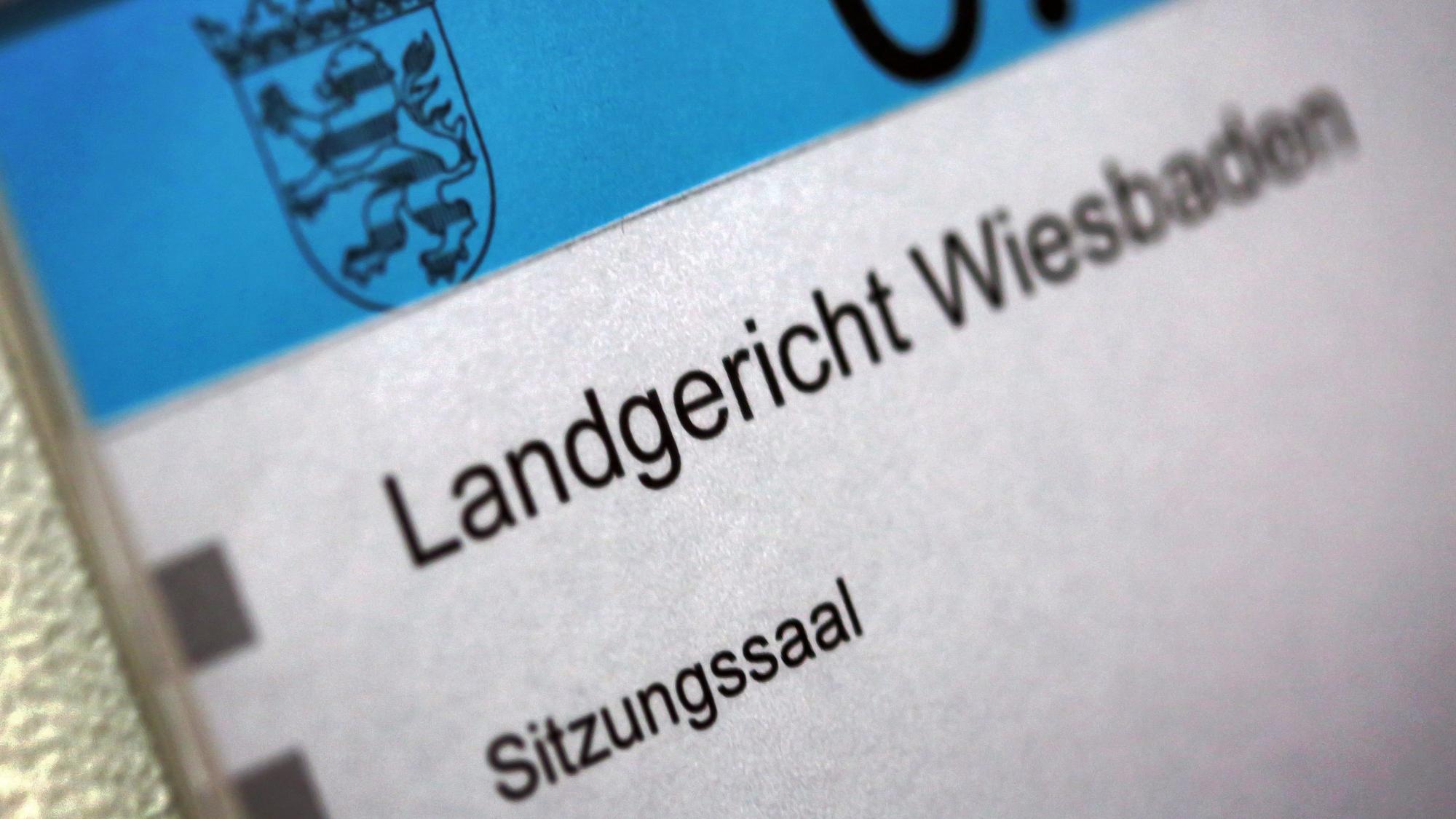 Eine Hinweistafel an einem Sitzungssaal im Landgericht Wiesbaden.