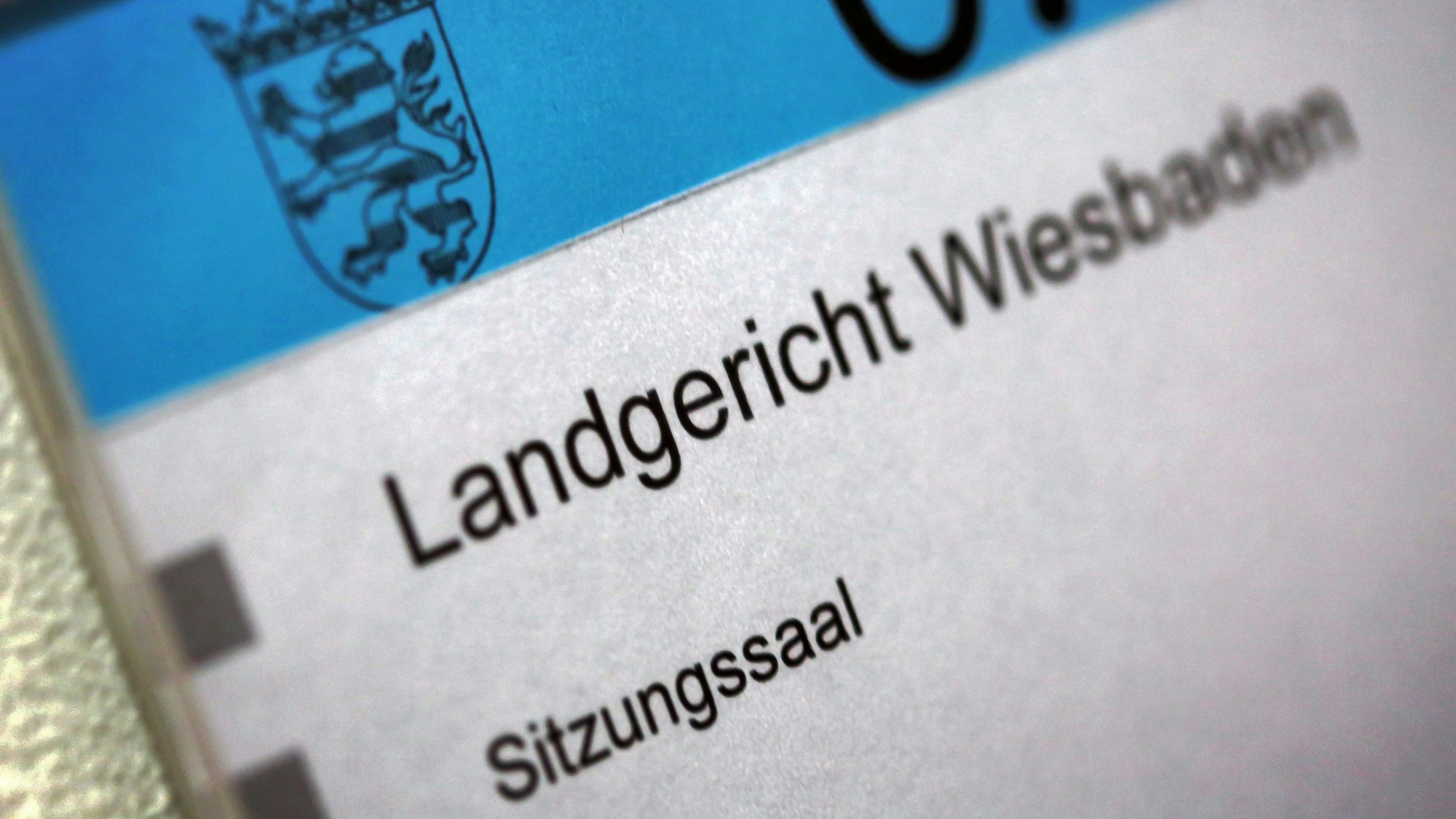 Eine Hinweistafel an einem Sitzungssaal im Landgericht Wiesbaden.