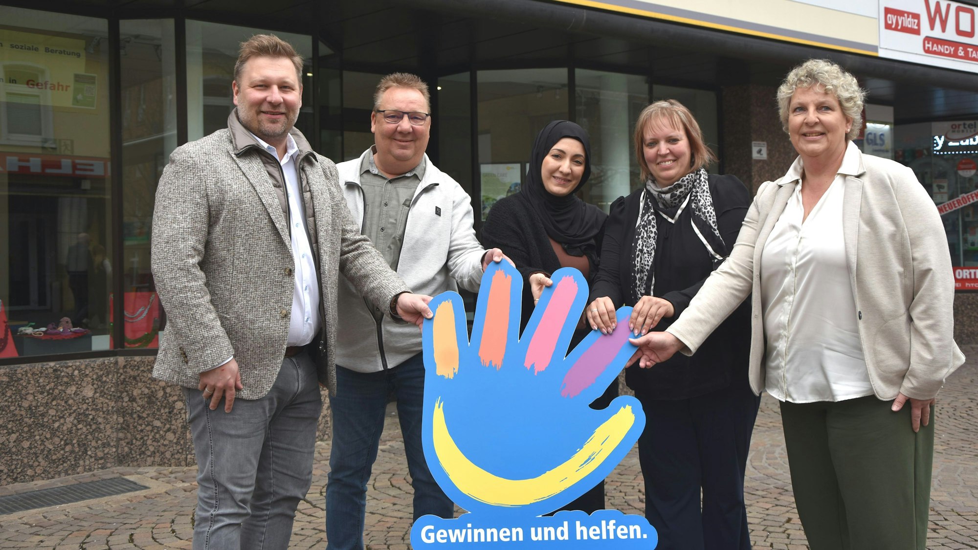 Das Foto zeigt die Beteiligten bei der Übergabe.