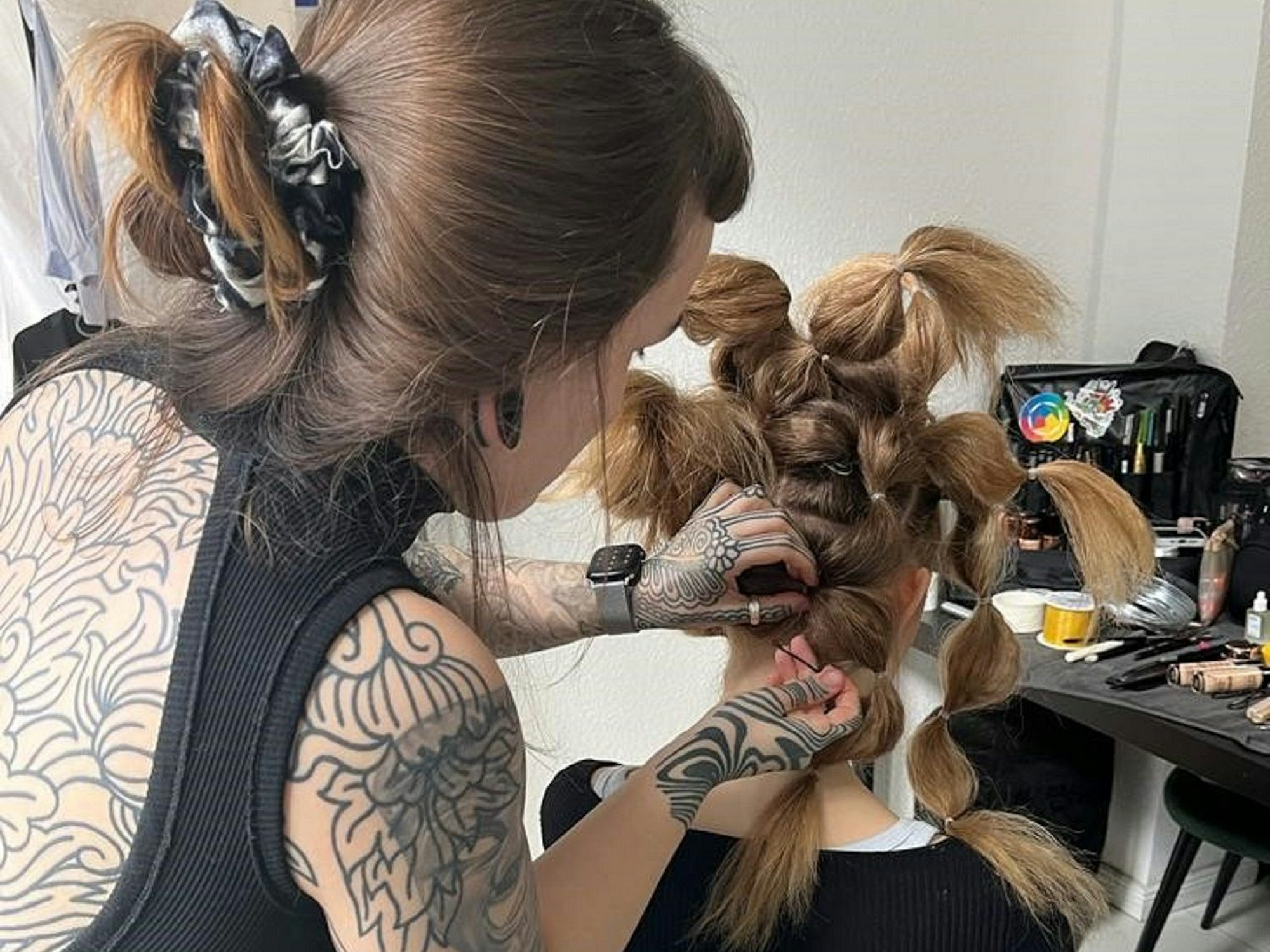 Laura Gertz arbeitet an einer kunstvollen Frisur ihres Models.