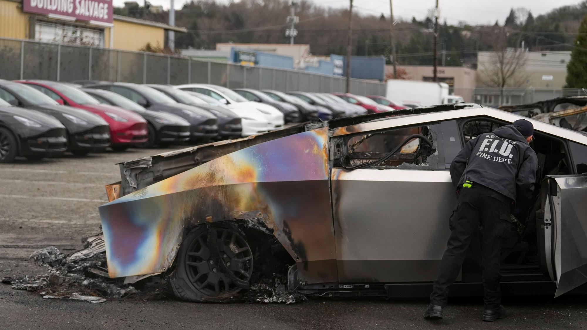 Ein ausgebrannter Cybertruck in Seattle: Vandalismus gegen Tesla-Fahrzeuge hat in den vergangenen Monaten stark zugenommen.