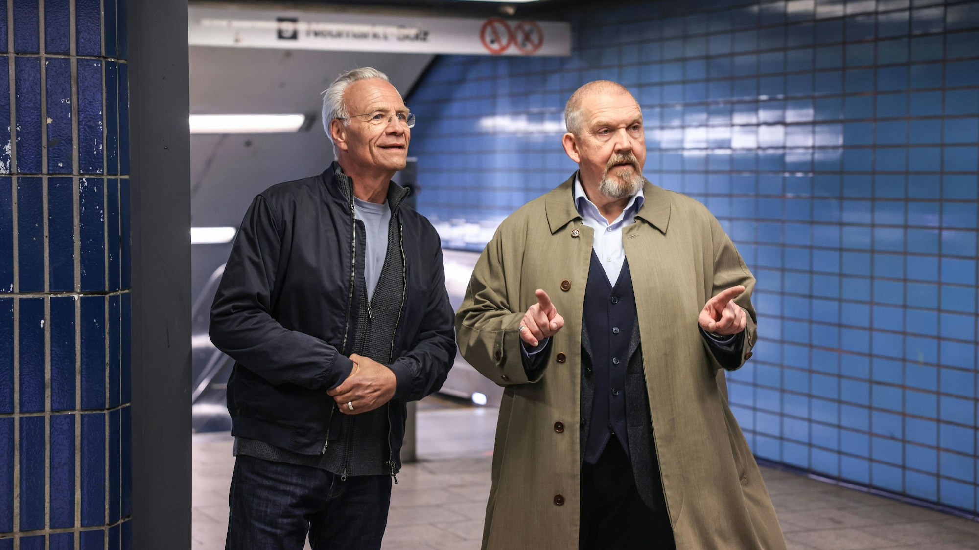 Die Tatort-Kommissare Max Ballauf (l, Klaus J. Behrendt) und Freddy Schenk (r, Dietmar Bär), stehen bei Dreharbeiten in der U-Bahnstation Kalk-Post.