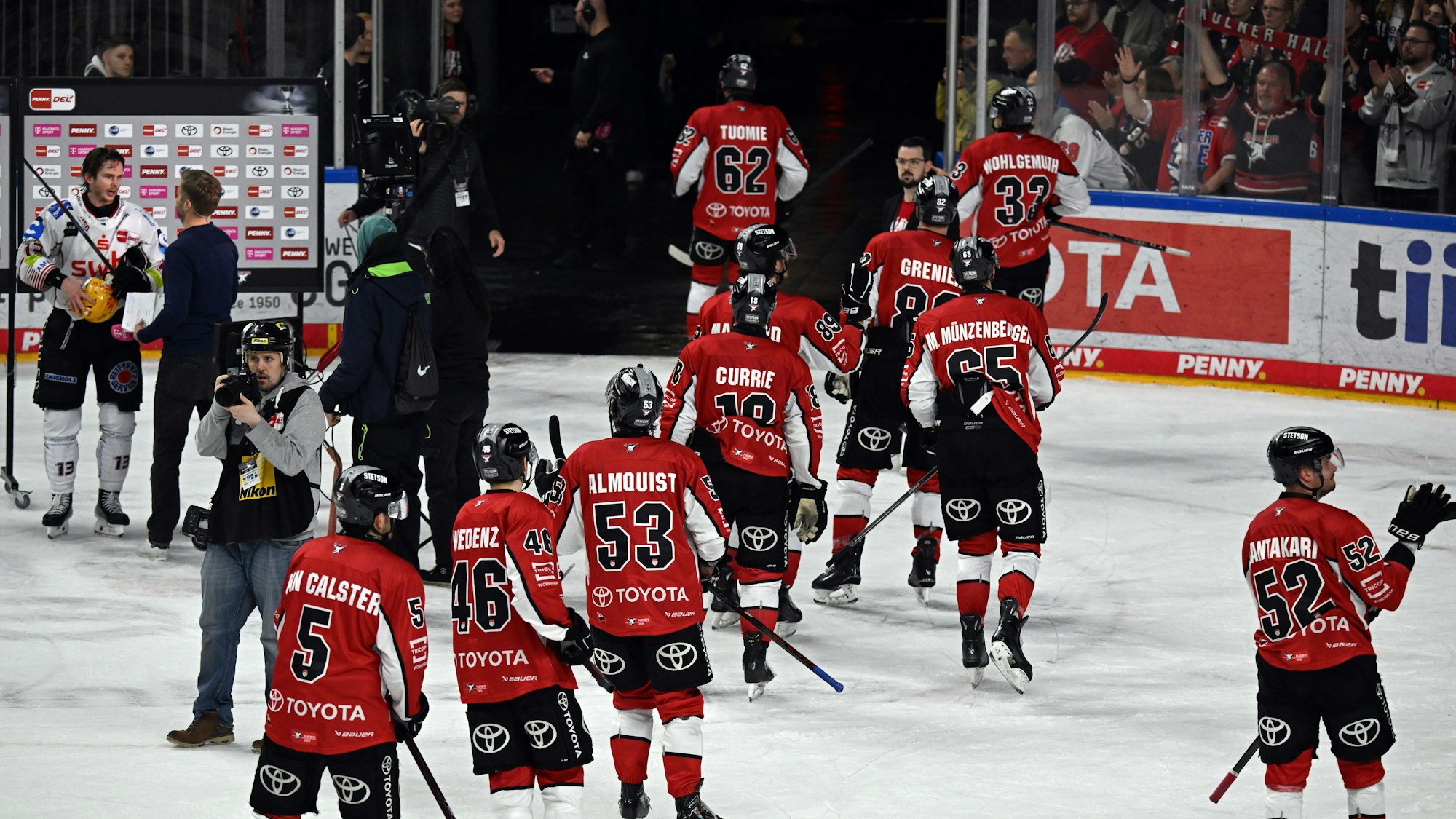 Schneller Abgang: Die Haie verlassen nach dem 2:5 enttäuscht das Eis.
