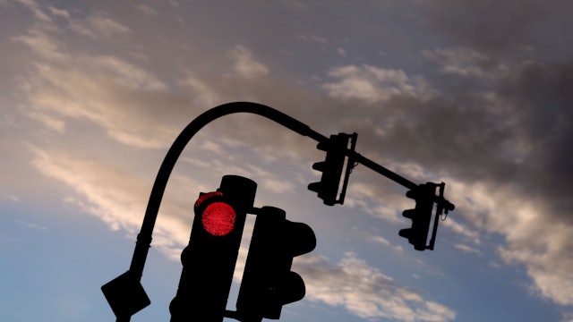 Das Foto zeigt eine Ampel.