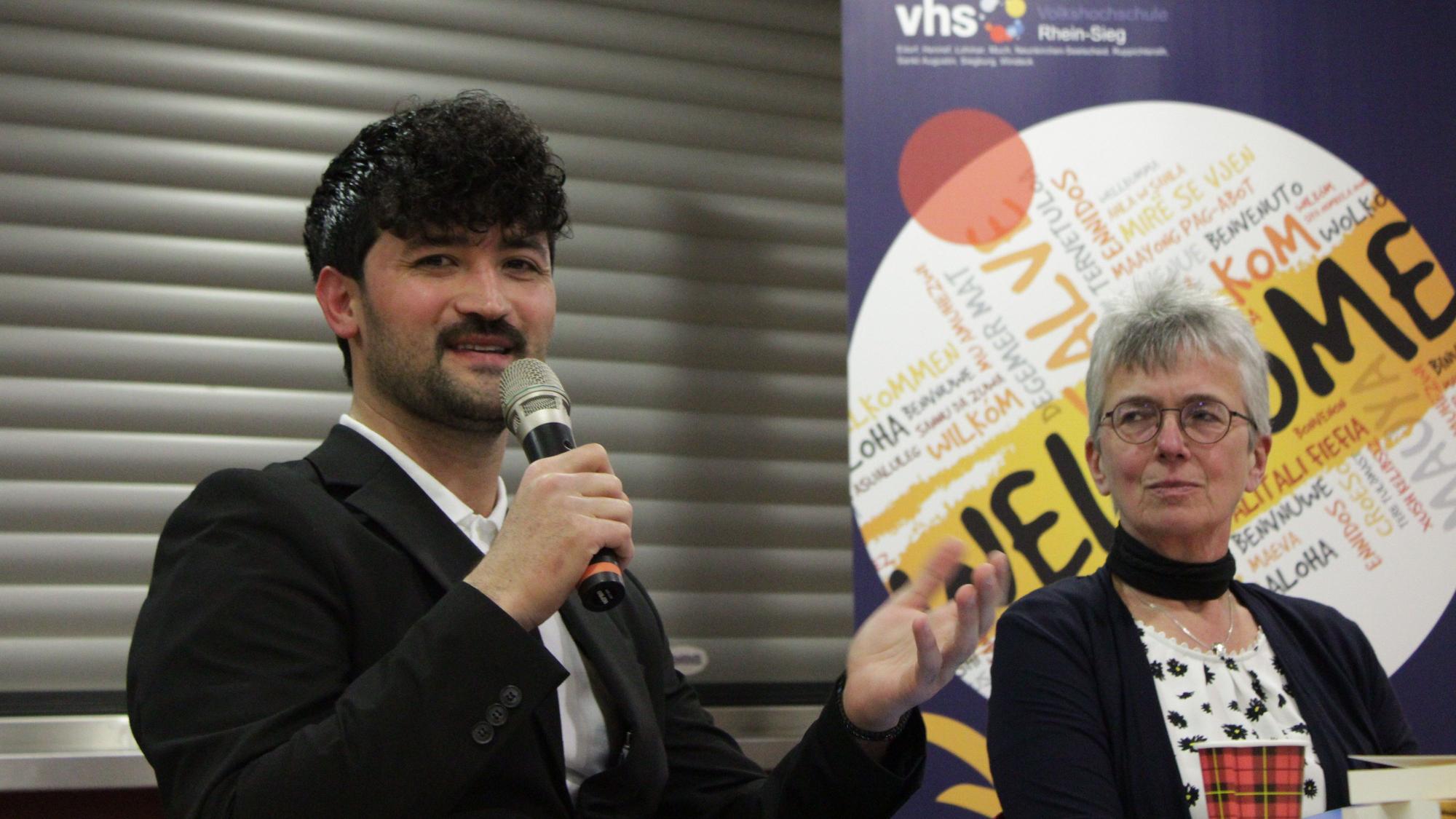 Renas Sido mit Ines Kolender, die ihn als ehrenamtliche Deutschlehrerin in Neuss kennengelernt und beim Schreiben seines Buches unterstützt hat.