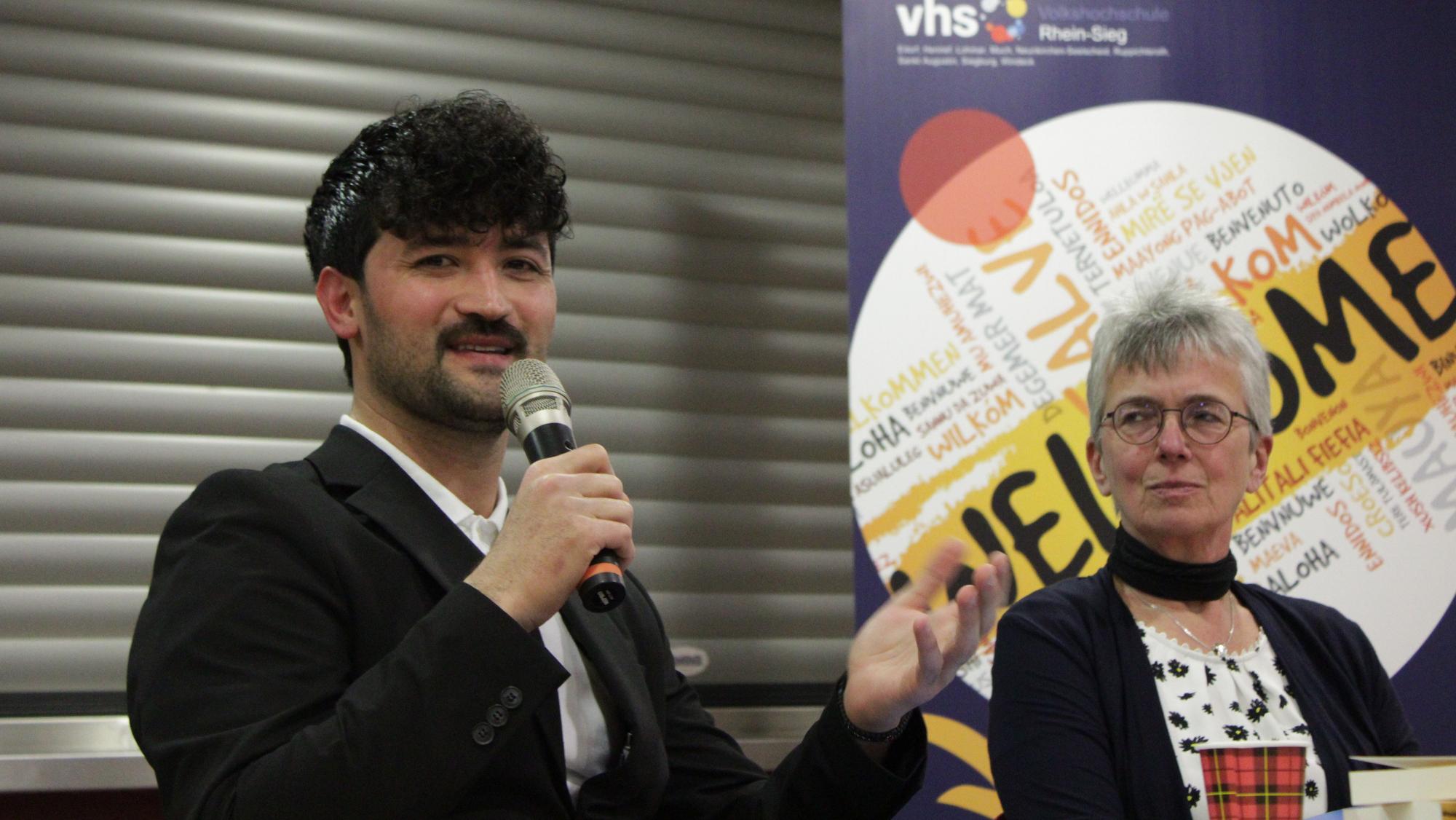 Renas Sido mit Ines Kolender, die ihn als ehrenamtliche Deutschlehrerin in Neuss kennengelernt und beim Schreiben seines Buches unterstützt hat.