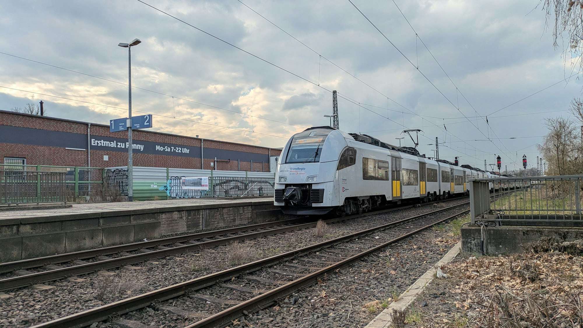 Zug hält am Roisdorfer Bahnhof.
