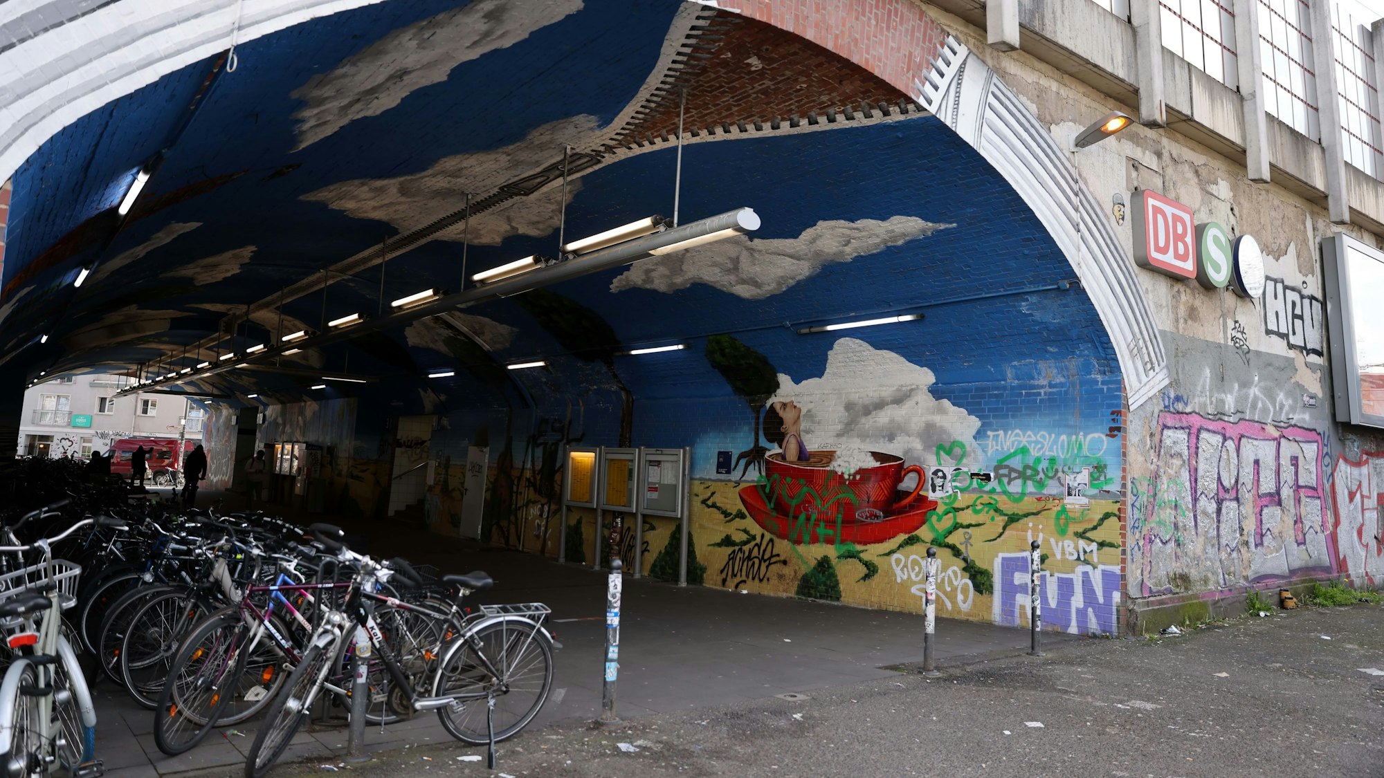 Die Haltestelle „Bahnhof Ehrenfeld“ schneidet im jüngsten Bericht des Zweckverbandes go.Rheinland zur Qualität der Stationen im Rheinland schlecht ab.