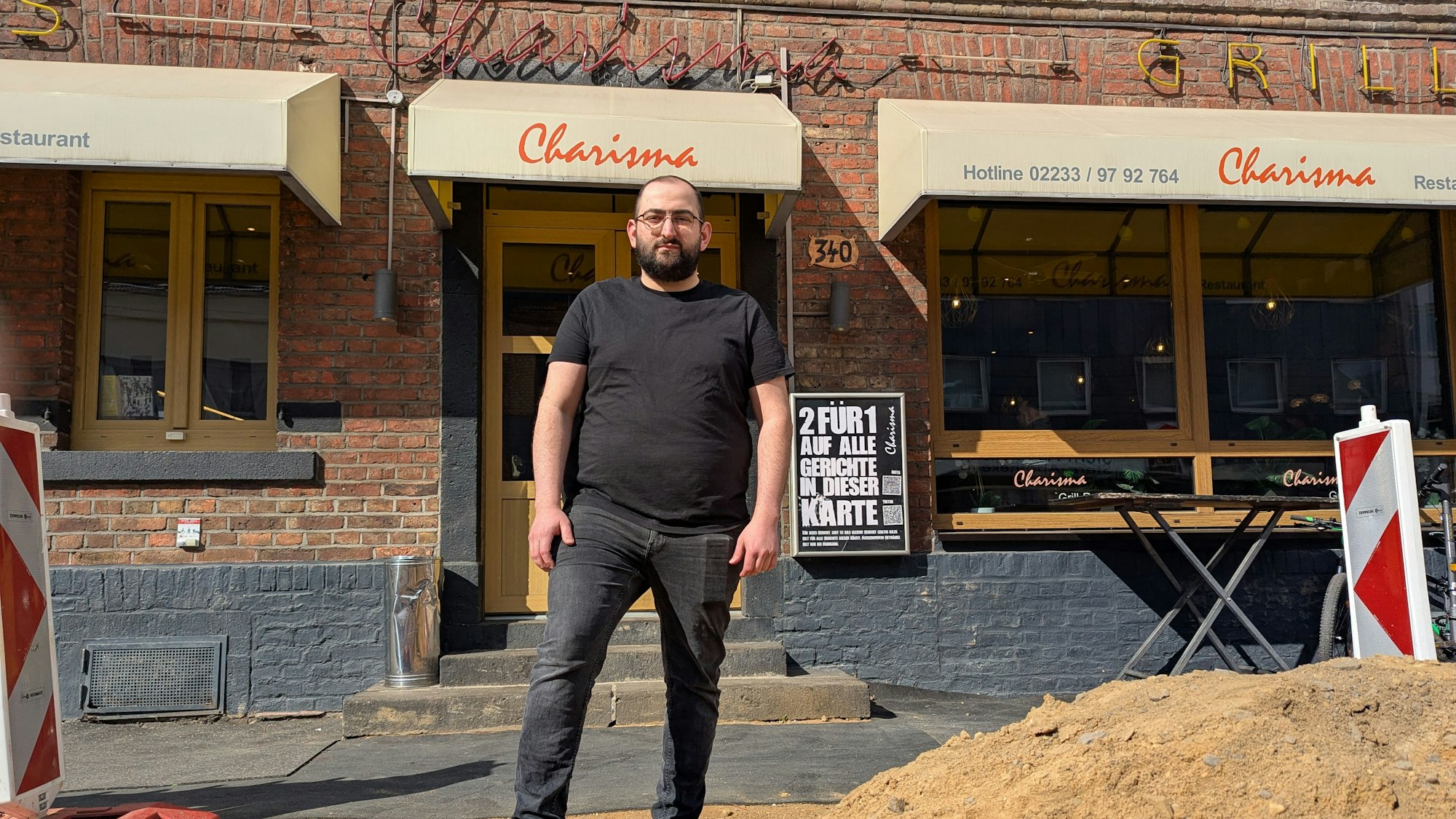Das Foto zeigt den Junior-Chef vor dem Imbissbetrieb.