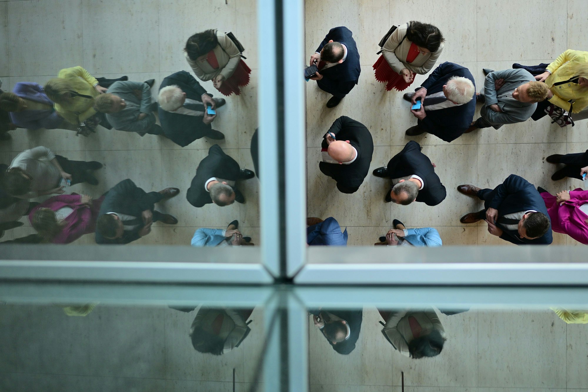 Berlin: Abgeordnete warten darauf, ihre Stimme abzugeben zur Wahl der Vize-Bundestagspräsidentin, bei der konstituierenden Sitzung des neuen Bundestags.