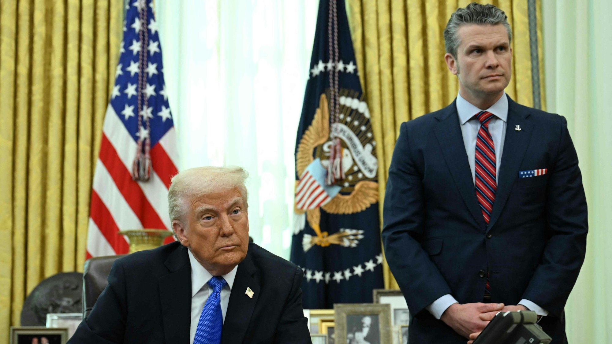 Donald Trump und Pete Hegseth müssen einen Kommunikations-Skandal moderieren (Archivbild).