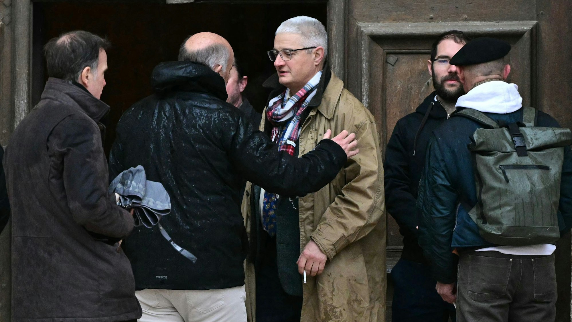 Angehörige und Freunde, darunter auch Emiles Großvater Philippe Vedovini (3. v. r.), am 8. Februar 2025 in Saint-Maximin-la-Sainte-Baume, Südfrankreich, bei der Beerdigung des zweijährigen Émile.