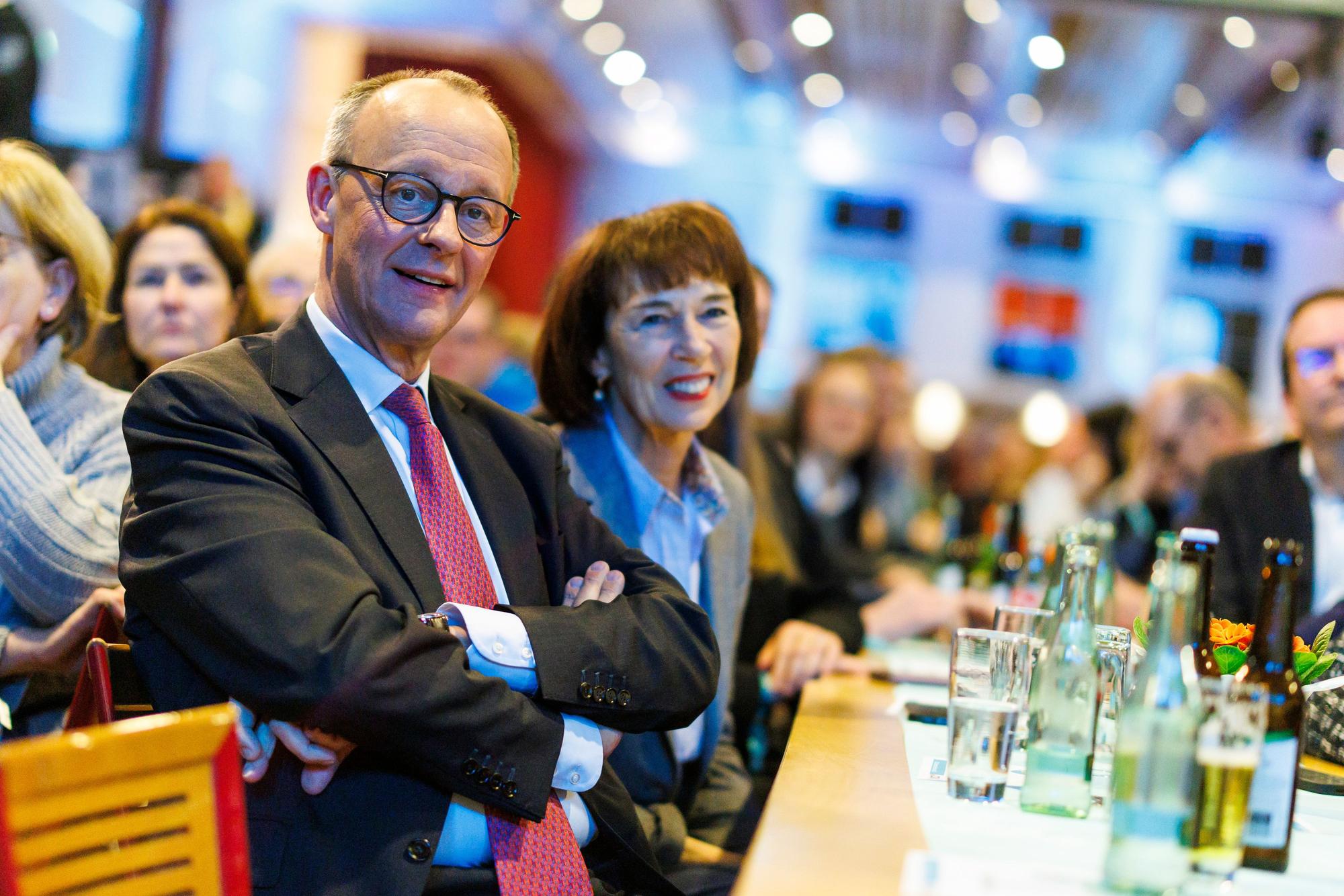 Friedrich Merz, Unions-Kanzlerkandidat und CDU-Bundesvorsitzender, und seine Ehefrau Charlotte Merz, hören zu bei einer Wahlkampfveranstaltung der CDU in der Festhalle in Eslohe.
