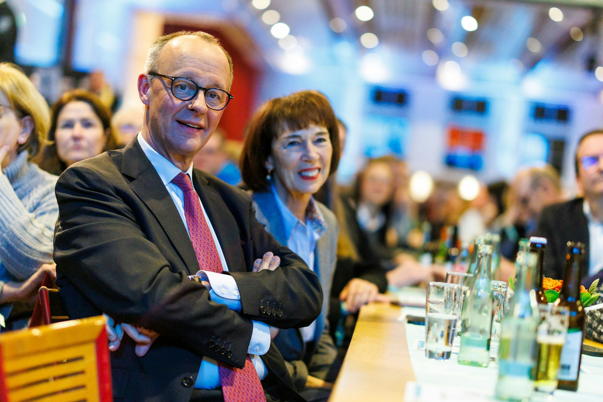 Friedrich Merz, Unions-Kanzlerkandidat und CDU-Bundesvorsitzender, und seine Ehefrau Charlotte Merz, hören zu bei einer Wahlkampfveranstaltung der CDU in der Festhalle in Eslohe.