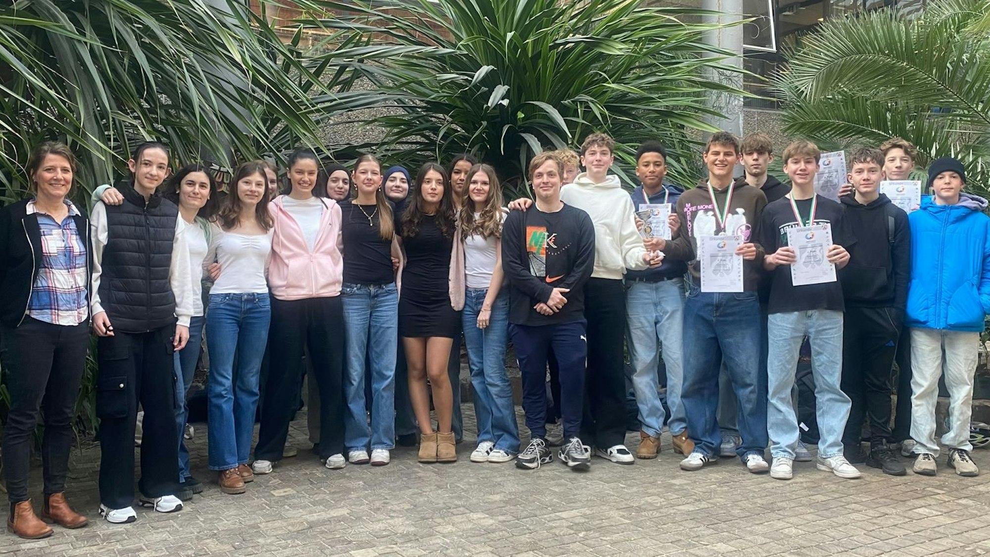 Zu sehen sind die erfolgreichen Basketball-Teams des Brühler Gymnasiums.