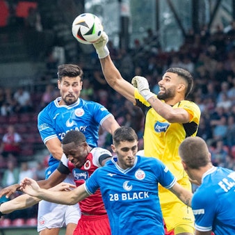 Viktoria Kölns Schlussmann Dudu in Aktion