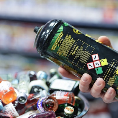 Zu sehen ist eine Dose Lachgas am Tresen eines Kiosks.