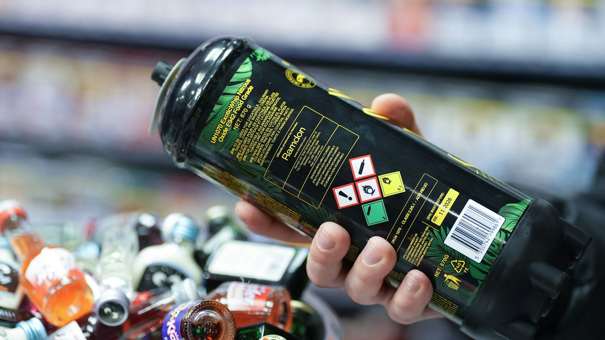 Das Foto zeigt eine Flasche Lachgas.