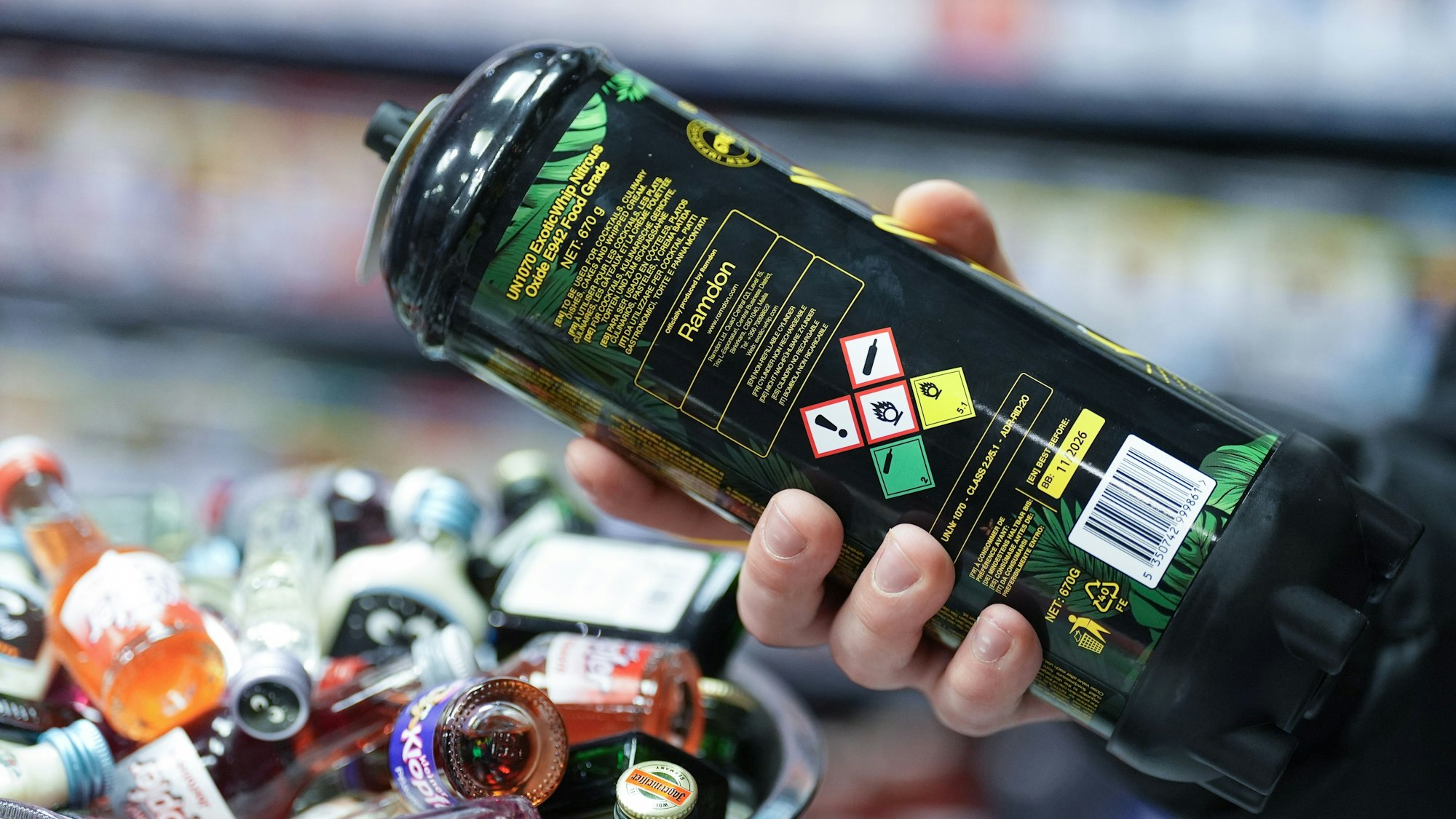 Zu sehen ist eine Dose Lachgas am Tresen eines Kiosks.