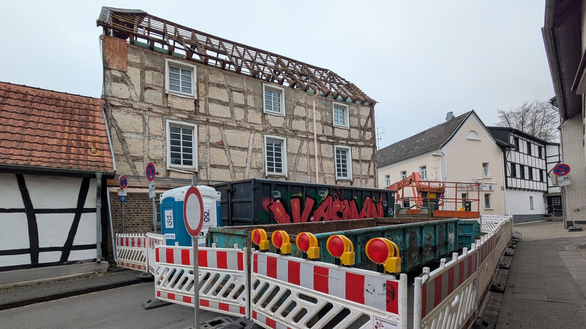 Sperrbaken auf der Kronenstraße. Das historische Haus Höckling wird abgerissen.