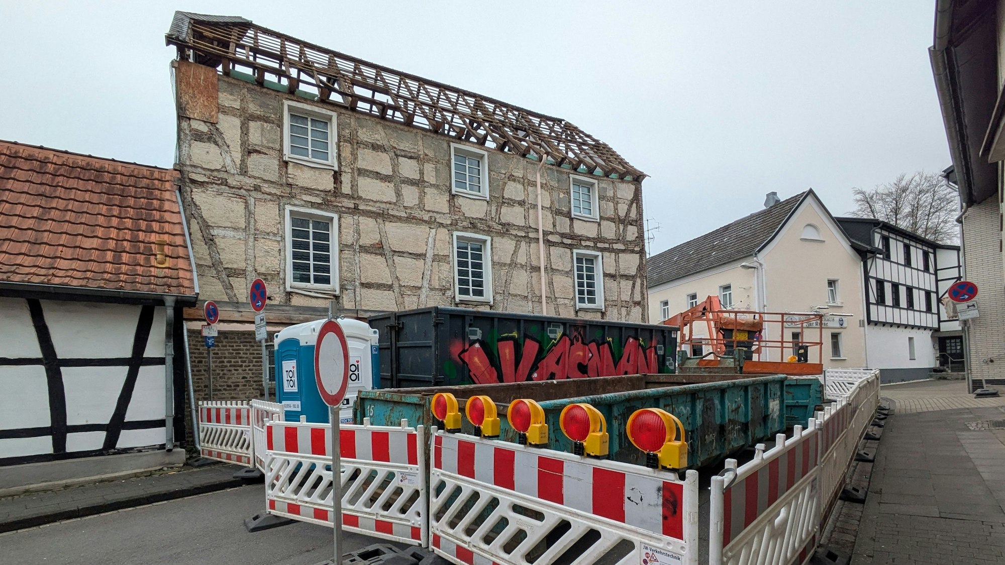 Sperrbaken auf der Kronenstraße. Das historische Haus Höckling wird abgerissen.