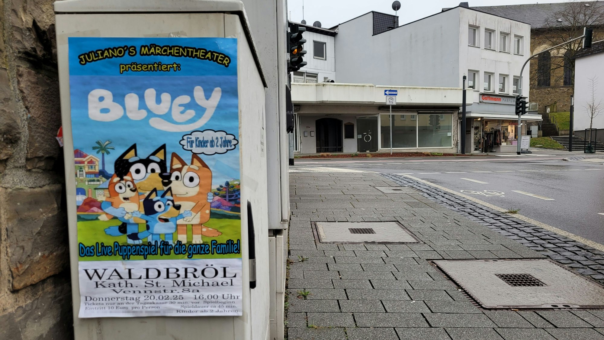 Ein Plakat an einem Stromkasten wirbt für eine Puppentheateraufführung.