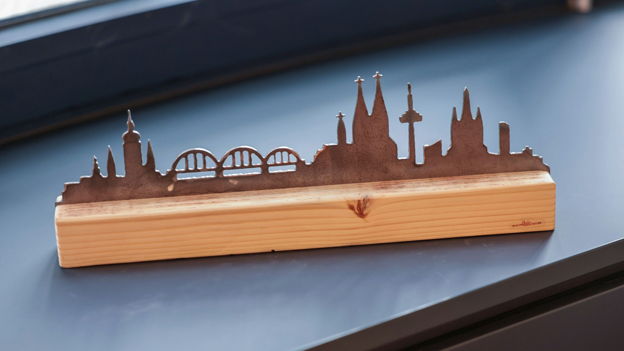 Ein Kunstwerk von Björn Christoffer zeigt die Kölner Skyline.