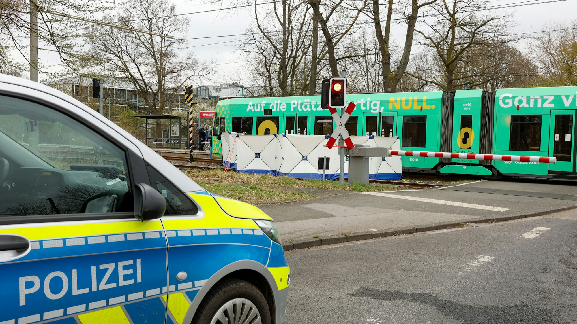 Bei einem Unfall am Bahnübergang in Marsdorf ist ein 35-jähriger Mann tödlich verletzt worden. Eine KVB-Bahn erfasste ihn auf den Gleisen.